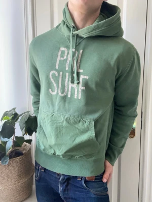 Ralph lauren PRL surf hoodie  - Ralph lauren PRL surf hoodie, extremt najs hoodie. Inga defekter! Modellen i bilderna är 180 cm 75 kg och bär Storlek M , Kom med frågor! 🌟 (Kan gå ned i pris vid köp av paket 😉) 