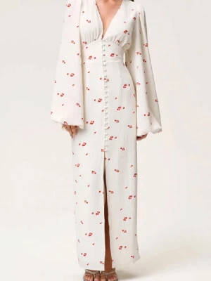 Vit långklänning med blommigt mönster - Söker denna adoore klänningen i storlek 32/34 kan köpa den långa och den korta, har du den helvita kan du också skriva till mig!