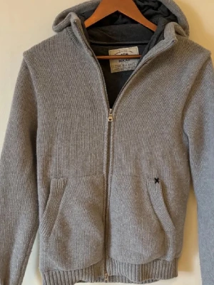 Boggi Milano Cardigan - Stilren Cardigan! Väldigt varm och skön. 180 74 kg är modellen på bilderna. Sitter som M. Hör av dig vid minsta fundering 💭 