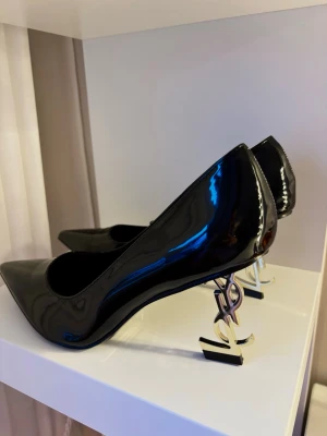 Klackskor - Supersnygga svarta klackskor med guldig klack som är formad som YSL. Föör snygga men tyvärr alldeles för små för mig!! OBS flera storlekar mindre än vad de är märkta pga väldigt spetsig tå. Hela innermått är ca 27,5cm men passar någon med ca 24,5-26cm fot pga modellen. Skorna är märkta strl 42 men antar typ en  39-41? Utgå infrån det uppskattade cm måttet och utifrån vilken passform du önskar. Klackhöjd ~8cm. Säljs utan kvitto. Skriv gärna för hjälp med storleken om det skulle behövas🩷