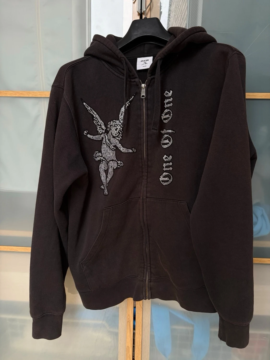 Svart hoodie från One of One