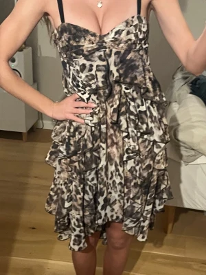 Leopardmönstrad volangklänning - Säljer denna jättefina sommarklänning i leopardmönster! Är i xs eller xxs och passar om man har lite mindre bröst 💕💕