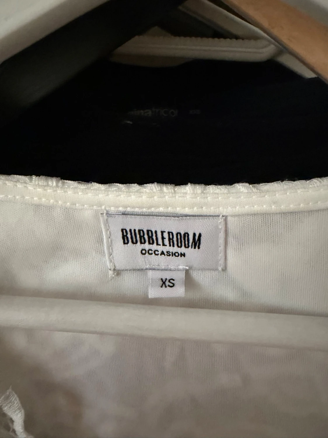 Vit spetsklänning med v-ringning - 2