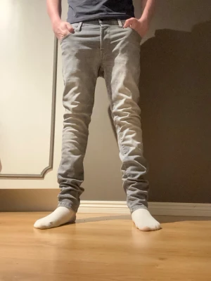 Jeans - Säljer ett par ljusgråa slim fit jeans från Jack & Jones. Modell slim - storlek 29/30. Bra skick, skriv vid frågor eller funderingar😊
