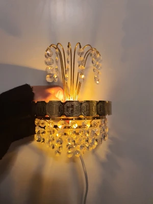 Vägglampett antik - Vägglampett, troligtvis 1980 tal eller tidigare. Otroligt fin med sitt fina gula ljus ifrån glödlampan som ingår. Förlängningskabel ingår med.