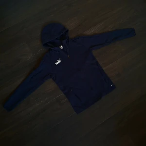 Puma Zip Hoodie/Jacka - I princip oanvänd och i väldigt fint skick. Nypris runt 500- 700kr. Perfekt för träning eller vardag. Storlek: M