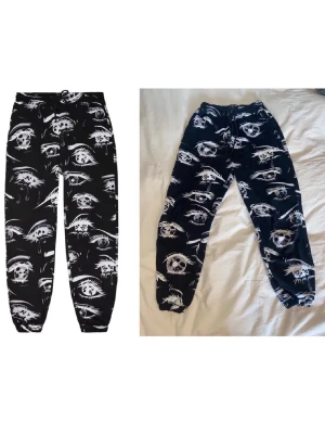 Billie Eilish x Bershka mjukisbyxor - Äkta Billie Eilish x Bershka byxor✨köpta på bershka när Billie gjorde en collab med dom! Helt slutsålda på hemsidan. Storlek xs men passar nog xs-m. Obs!! Finns två små hål (se bild 3) men inget man tänker på. ✨✨