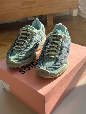 Acne Studios Bubba M - oanvända - Säljer mina Acne Studios Bubba M sneakers i färgen Green/Blue. Aldrig använda. Nypris är 5600kr. Säljer för 2000kr. 