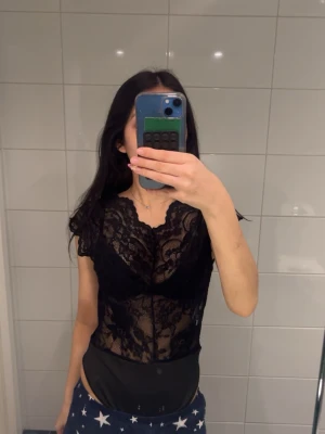 spetsbody - säljer denna då den är lite för stor för mig, aldrig använd bara testad 