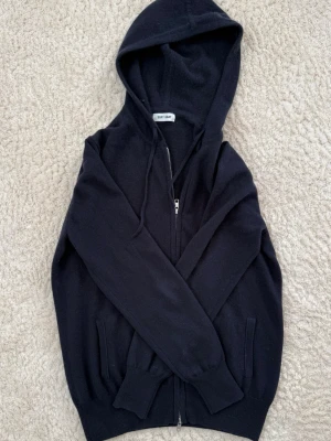 Soft goat hoodie  - Säljer nu min soft goat hoodie eftersom jag inte använder den. Storlek S passar mellan 170-180cm. Inga hål eller skador och fint skick! Har av er vid frågor! 