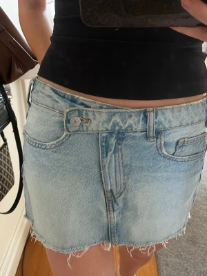 Lågmidjad jeanskjol - Jättefin jeans kjol i bra skick! Liten fläck syns på ena fickan där bak, går troligtvis bort i tvätten☺️