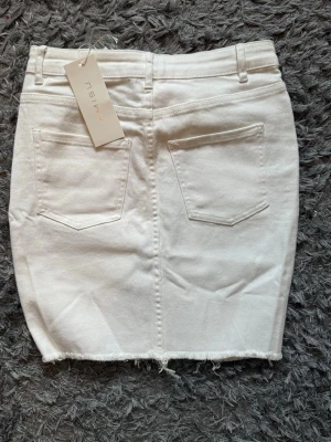 Vit jeanskjol  - Jättefin jeanskjol från Amisu. Storlek 36/S men hyfsat stretchigt material. Aldrig använd, hör av dig vid frågor! 💞💞 