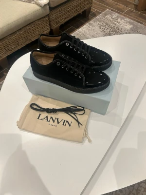 Lanvin Cap Toe - Svart (helt nya) - - säljer ett par lanvin cap toe, helt nya, allt ingår såsom dustbag, box etc. Storlek 44 (uk10) Hör av dig vid intresse!