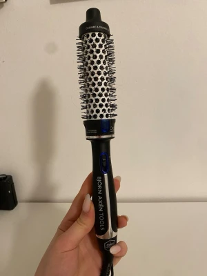 Björn Axén värmeborste - Säljer en svart och silver varmluftsborste från Björn Axén Tools. Perfekt för styling och volym till håret. Den fungerar perfekt och är ungefär ett år gammal, men använd ett fåtal gånger. 