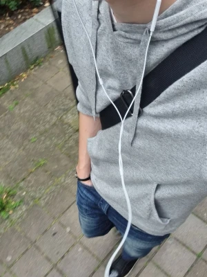 Stickad Filippa k hoodie  - Tja! Säljer en skön stickad Filippa k hoodie i storlek M. Nypris ligger på runt 3199 kr, vid frågor är det bara att höra av sig 