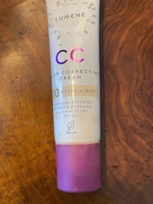 Lumene cc cream - Färgen 00 ultra light. Mycket väl använd och finns inte jätte mycket kvar, perfekt om man vill prova färgen