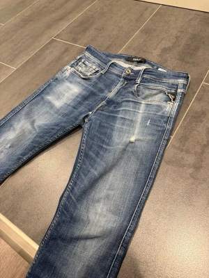 Replay Anbass Jeans Faded archive - Säljer dessa tvärfeta jeans från replay i storlek W31 L34 Anbass modell. Stilren fade med slitningar som del av designen. One of a kind perfekt året runt. Skriv gärna vid intresse!
