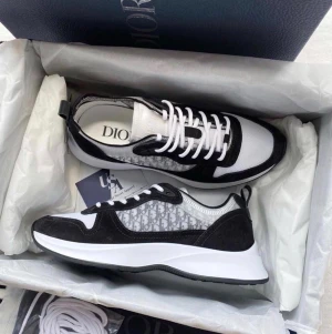 Svarta b25 - Helt nya svarta b25 skor som kommer med låda och dustbag