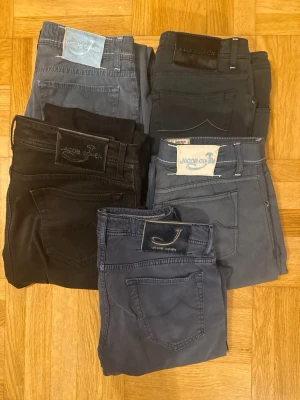 JC bulk  - 5 par Jacob cohen byxor   Jacob cohen chinos i modellen 688c i bra skick. Storlek 33  Jacob cohen jeans i modellen 622 i mycket bra skick. Storlek 31  Jacob cohen jeans i modellen  688c i mycket bra skick. Storlek 33  Jacob cohen chinos i modellen 688c i okej skick. Storlek 33   Jacob cohen chinos i modellen 688 i bra skick. Storlek 32