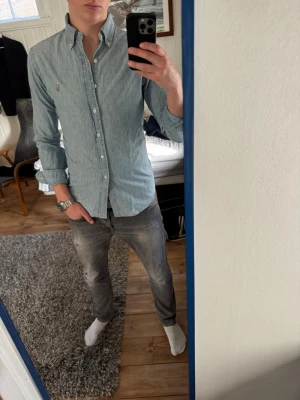 Ralph Lauren Skjorta - Snygg ljusblå Ralph Lauren skjorta | Kanon skick | Modellen på bilden är 182 och väger 70 kg | P073