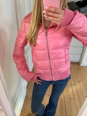 Rosa jacka - Supersnygg rosa jacka i fint skick. Storlek M från Totally Tally💕finns få fläckar men inget man tänker på