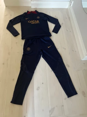 PSG tracksuit  - Säljer denna feta tracksuit i storlek (XS 158 - 170 cm), allt är som det ska, inga defekter alls. Skulle säga att den är i nytt skick. Hör av er vid intresse! 🚨 Priset kan diskuteras 🚨