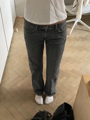 Arrow low Rise straight jeans  - Säljer dessa raka lågmidjade mörkgråa jeans från Weekday! I mycket bra skick, säljer då jag inte använder dem. Storlek S/XS, jag bär vanligtvis S