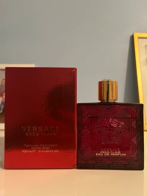 Versace Eros Flame EDP 90 ML - Säljer denna Versace Eros då sommaren närmar sig och hade gärna behållt parfymen men jag väljer att sälja den nu då jag fått in en massa fler parfymer och de gånger jag använt den kan jag garantera komplimanger, Flaskan har ungefär 90 ml kvar. Skriv för byten eller köp.