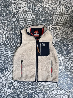 Fleece väst - Skön fleece väst från Superdry! | Nyskick! Använd fåtal gånger endast! | Storlek M/L | Perfekt nu till våren! 🌿 | Vid frågor eller funderingar finns jag i DM! 📩 Mvh CVB Closet