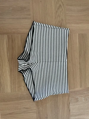 Striped shorts - Snygga svartvita shorts. De är stretchiga, perfekta för en avslappnad och trendig look. Materialet känns mjukt och bekvämt, troligen bomull eller en bomullsblandning. De är storlek M men passa Xs/S beroende på hur man vill att de sitter