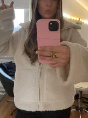 Trendig teddyjacka hm - Mysig teddyjacka i krämvit färg med dragkedja framtill och stora fickor. Jackan har bred krage och är tillverkad i fluffigt teddy-material som ger en cool och avslappnad look. Perfekt för att hålla sig varm under kyliga daga.