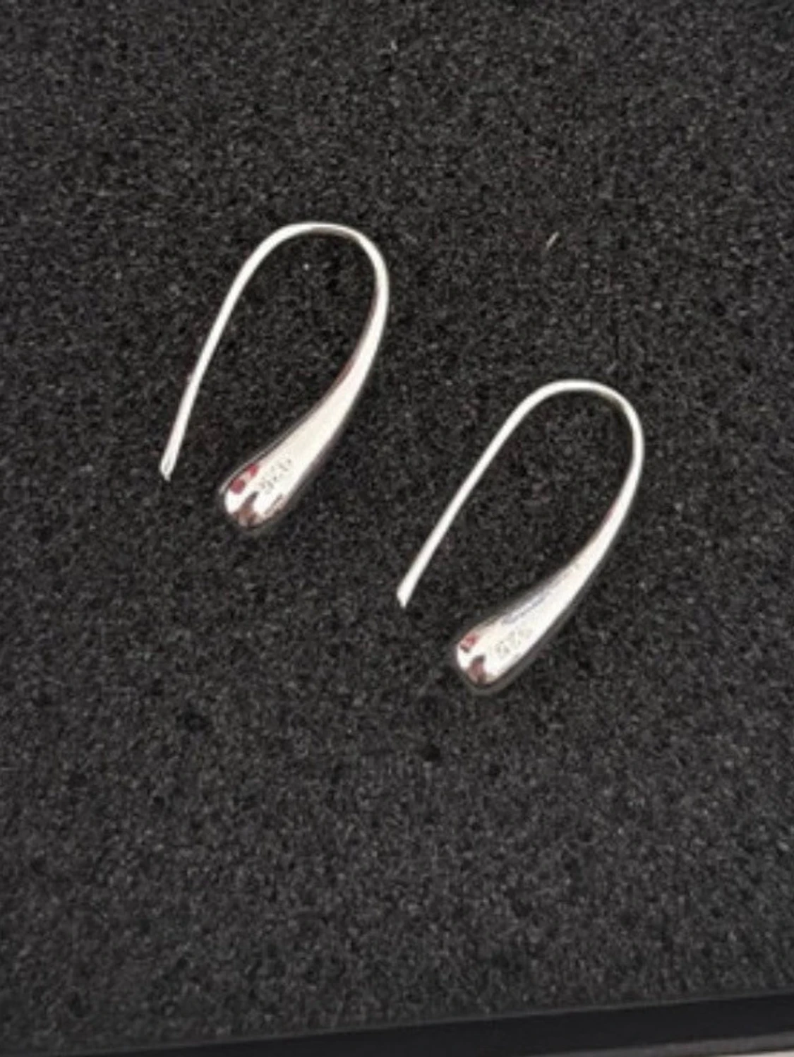 Silvriga droppformade örhängen