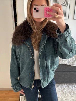 Vår jacka  - Säljer denna super fina jackan som inte längre går att köpa på Zaras hemsida. Helt ny med prislappen kvar❣️nypris: 999kr. Hör av dig vid frågor💓