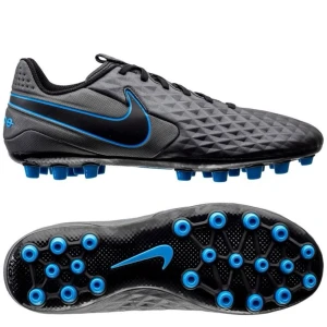 Nike grå fotbollsskor med blå detaljer - Snygga grå fotbollsskor från Nike med blå detaljer och svart sula. Skorna har ett mönstrat yttre i syntetmaterial och klassisk snörning. Perfekta för spel på konstgräs med sina blå dobbar och sportig design.storlek:42