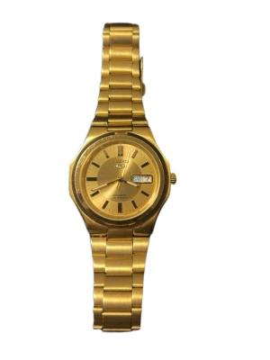 Guldig Seiko 5 automatisk klocka ”Seikonaut” - Seiko 5 Guld Automatisk ”Seikonaut” Klocka  Vårat Pris: 2000kr  Nypris cirka: 4000kr   Skick 8/10 
