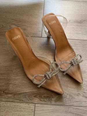 Klackar  - Snygga klackar som är köpta från Australien. Använda fåtal gånger, riktiga sköna! Stl 38