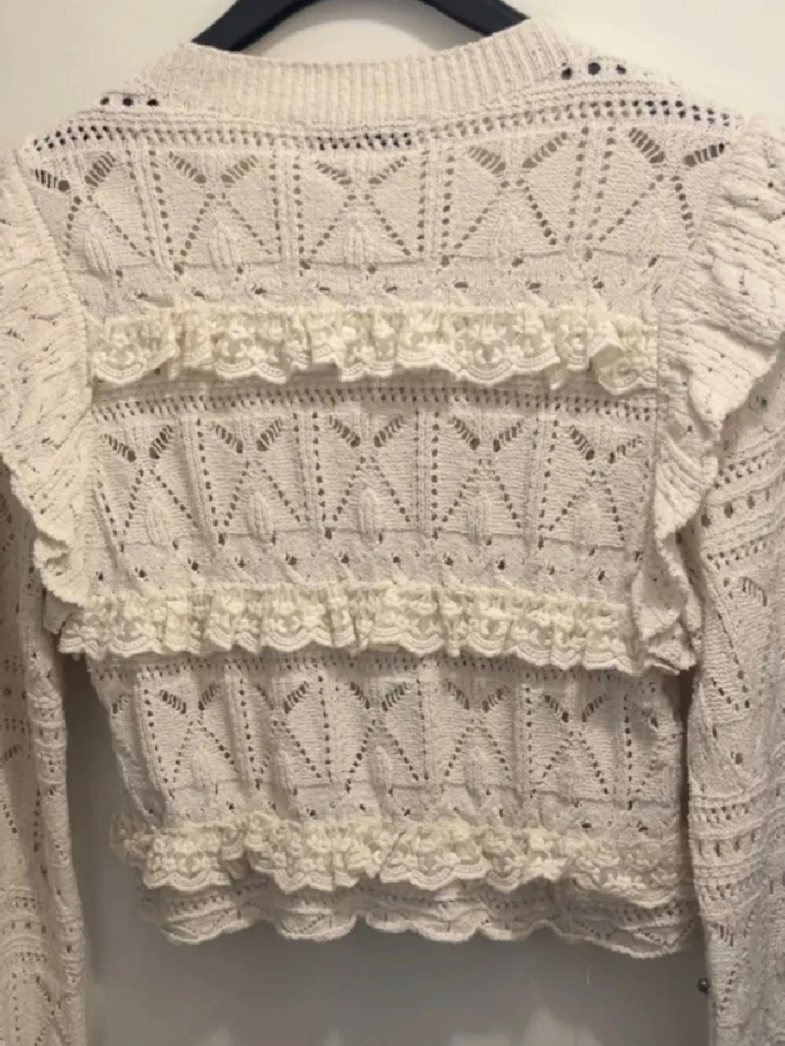 Vit stickad tröja med volanger Zara