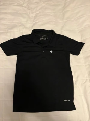 Cross/sportswear tränings piké - Säljer en Svart tränings pike storlek 160, men skönt material och en stilig krage. Mer information är bara att fråga om.