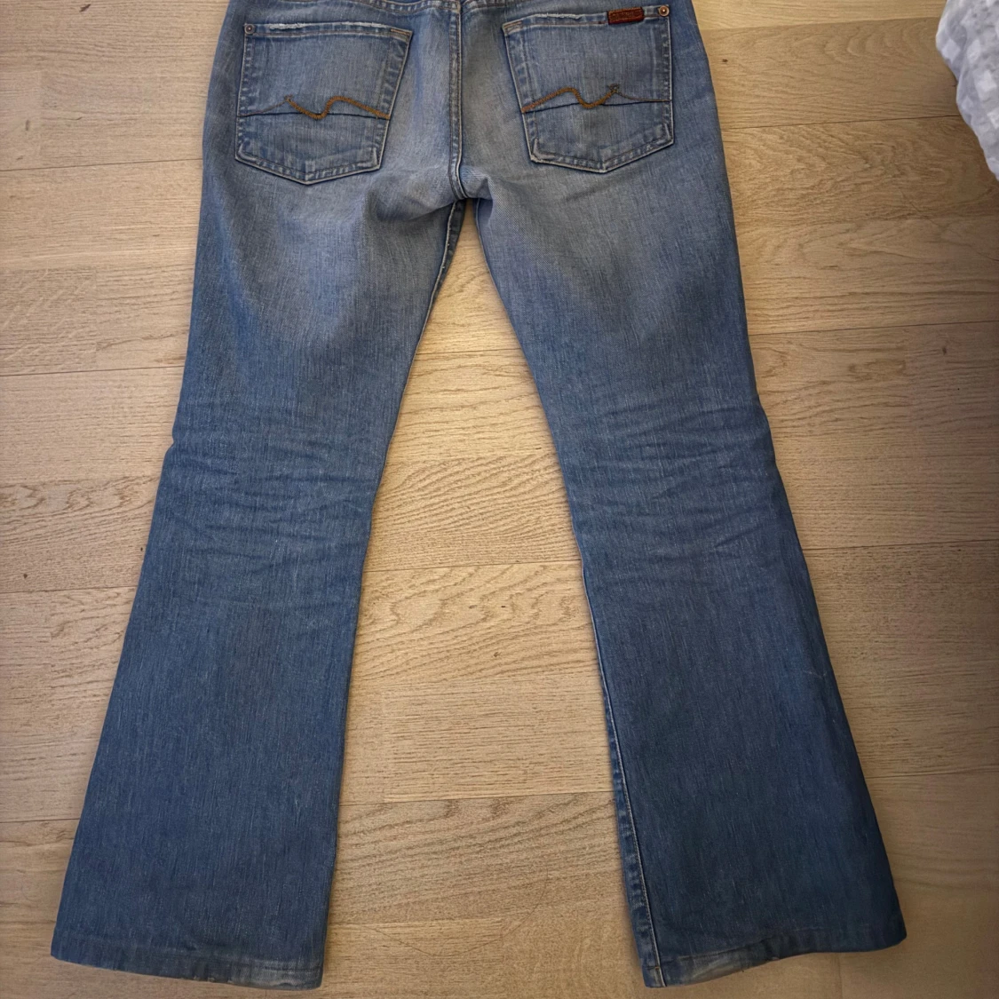 Blå bootcut jeans från 7 For All Mankind