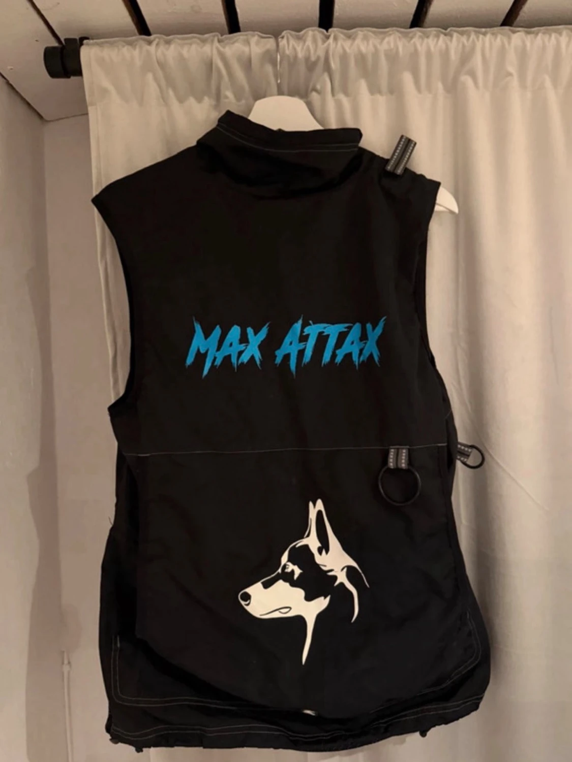 Svart Max Attax väst med hundtryck
