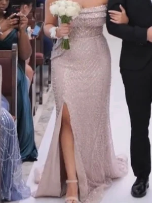 Champagnefärgad offshoulder klänning - Elegant långklänning i champagnefärg med offshoulder-design och glittriga paljetter. Klänningen har en slits framtill och vacker pärldetalj över hela tyget. Perfekt för speciella tillfällen och bal. Nypris 7900kr från Edessas Mode. Pris kan diskuteras vid snabb affär 💗