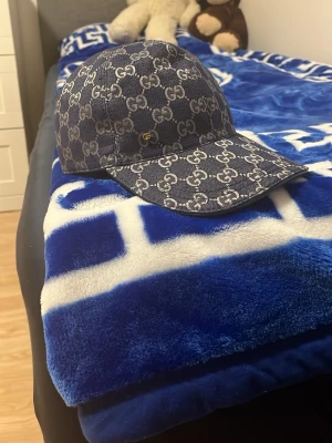 Helt ny blå keps - Helt ny blå keps skriv privat för mer information 