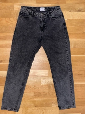Svarta jeans  - Svarta jeans för killar från Grunt. Den har raka ben, medel midja, avslappnad passform och är perfekta för en trendig vardagslook. Jag tror dom är i en kortare model så skriv om du vill ha mått! 🖤