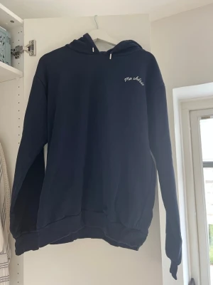 Ginatricot Mörkblå hoodie med tryck Ma Chérie - Storlek 170 Ginatricot mörkblå hoodie med Ma Cherie text på. Använd men inga skador.