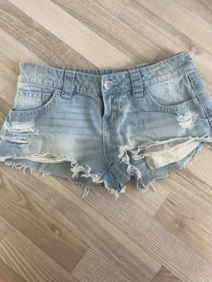 Snygga  jeansshorts - Säljer dessa jättefina jeansshorts då dom tyvärr är lite stora för mig dom är i stk s men lite stora i stolrleken jättefina nu till sommaren och är ej använda skriv vid fler frågor❣️