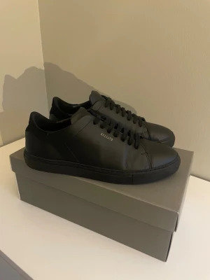 Svarta sneakers från Axel Arigato - Hej! 👋    Säljer ett par mycket välvårdade Axel Arigato Clean 90 i storlek 43.   I fint skick.    Skicka gärna meddelande vid frågor eller om du vill ha fler bilder. 😊