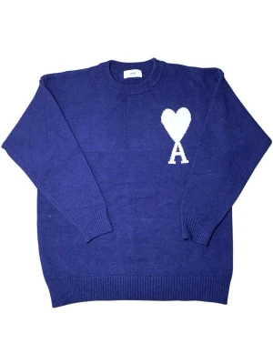 Blå stickad tröja från Ami Paris - Snygg blå stickad tröja från Ami Paris med rund halsringning och ribbade muddar. På bröstet finns ett vitt hjärta och bokstaven A, vilket ger en unik och trendig look. Perfekt för dig som gillar stilrena detaljer och vill sticka ut.