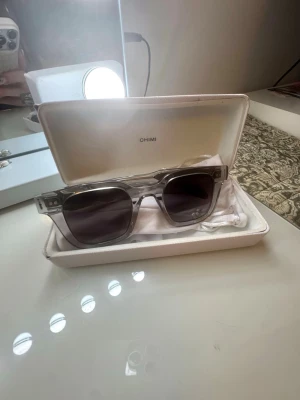 CHIMI glasögon  - Säljer ett par trendiga solglasögon från Chimi med transparenta silverfärgade bågar och rundade glas. Glasögonen har en modern och stilren design som passar dig som vill sticka ut. Perfekt accessoar för att lyfta din look.