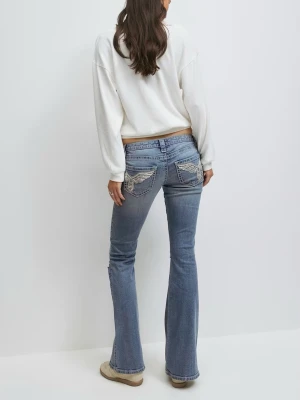 Gina jeans - Snygga blå bootcut jeans med slitningar på benen och broderade detaljer på bakfickorna. Säljer pga att dom var lite förstora. Inte använda utan bara testade. Pris kan diskuteras vid snabbaffär❤️