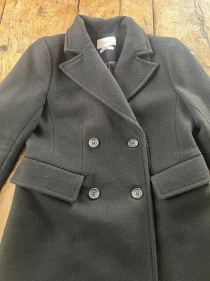 kappa  - Säljer en lång kappa från Reservert knappt använd eftersom den är lite liten i storlek 38 men skulle säga 36 (priset går att diskutera)🩷